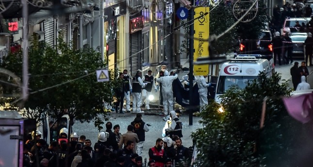 عناصر من الإسعاف والشرطة في مكان وقوع التفجير الإرهابي في شارع الاستقلال في حي تقسيم بمدينة إسطنبول IHA