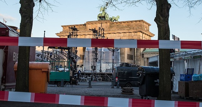 The area between Berlin's June 17 street and Brandenburg gate is blocked in preparation for New Year Eve's celebrations at the Brandenburg Gate in Berlin, Germany, 29 December 2017. (EPA Photo)