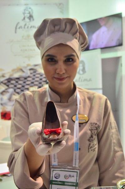 Chef displays chocolate shoe at OIC Halal Expo in Istanbul. (AA Photo)