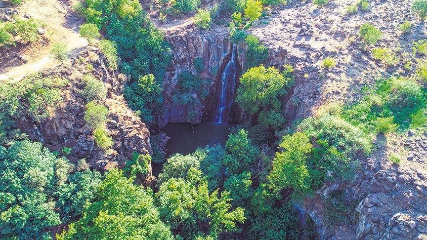 u015eeyhandede Waterfall draws attention with its natural beauty.