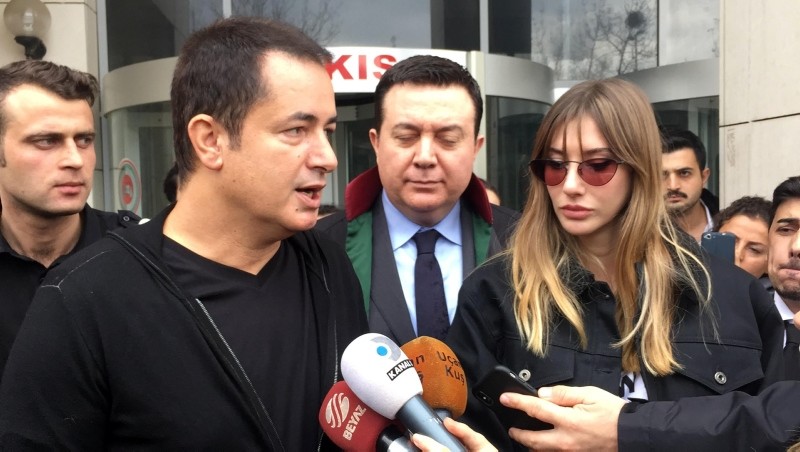 Turkish TV producer Acun Ilu0131calu0131 (L) and his ex-wife u015eeyma Subau015fu0131 speak to reporters after their divorce hearing at a courthouse in Istanbul, Nov. 26, 2018. (IHA Photo)
