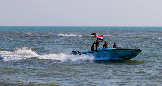 أفراد من خفر السواحل اليمني التابع لجماعة الحوثي يقومون بدوريات في البحر الأحمر. 4 يناير 2024 الفرنسية