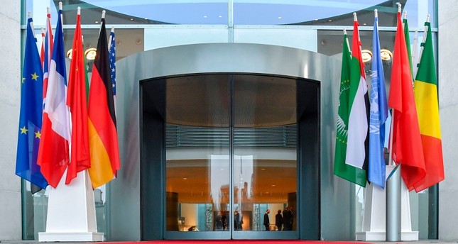 أعلام الدول المشاركة في مؤتمر برلين أمام مكان انعقاد القمة- وكالة الأنباء الفرنسية
