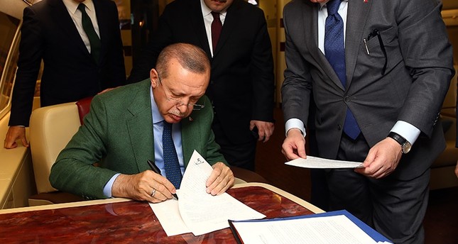 أردوغان يوقع بروتوكول تحالف الشعب فور وصوله إلى إسطنبول