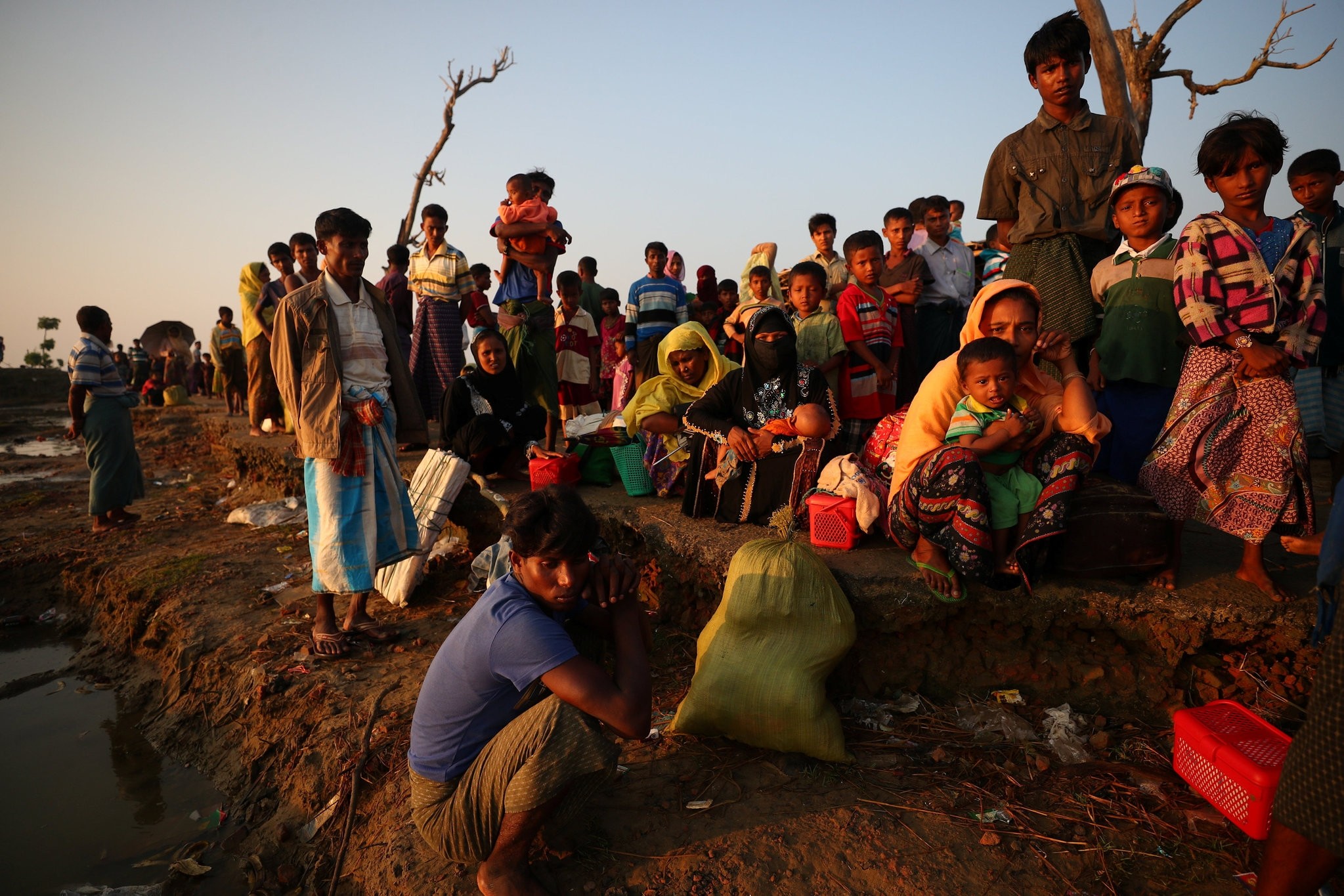 Rohingya refugees wait to receive permission from the Bangladeshi army to continue their way as they cross from Myanmar, in Teknaf, Bangladesh, October 25, 2017. (REUTERS Photo)