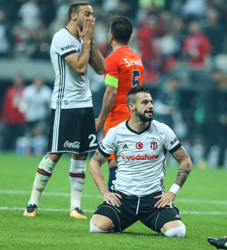 The 0-0 draw helped neither Beu015fiktau015f nor Bau015faku015fehir as both failed to close grounds on leaders Galatasaray, who fired blanks against Fenerbahu00e7e.