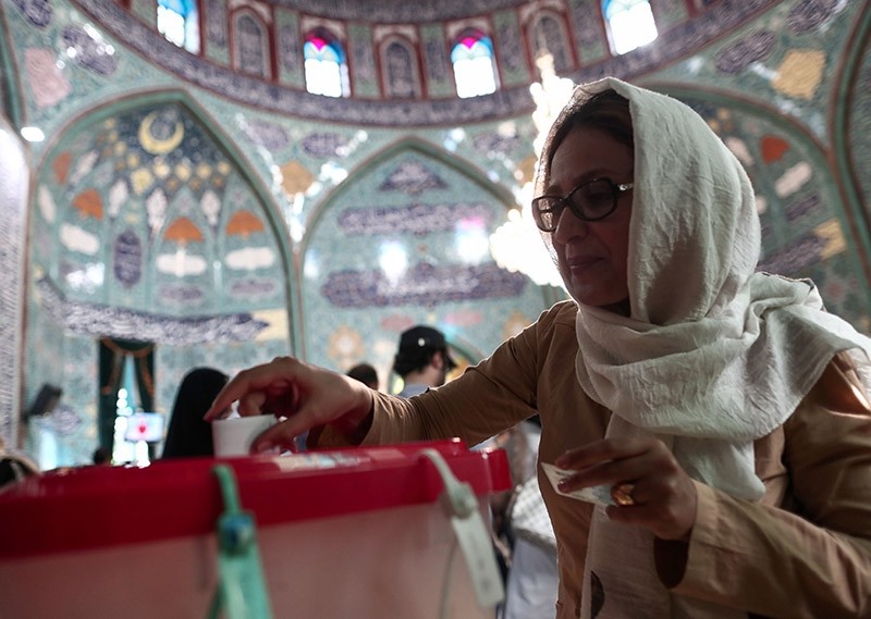 An Iranian woman casts her ballot for the presidential elections at a polling station in Tehran on May 19, 2017 (AFP Photo)
