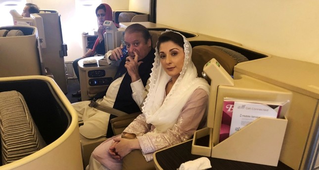 نواز شريف وابنته مريم في الطائرة التي أقلتهما من لندن إلى لاهور