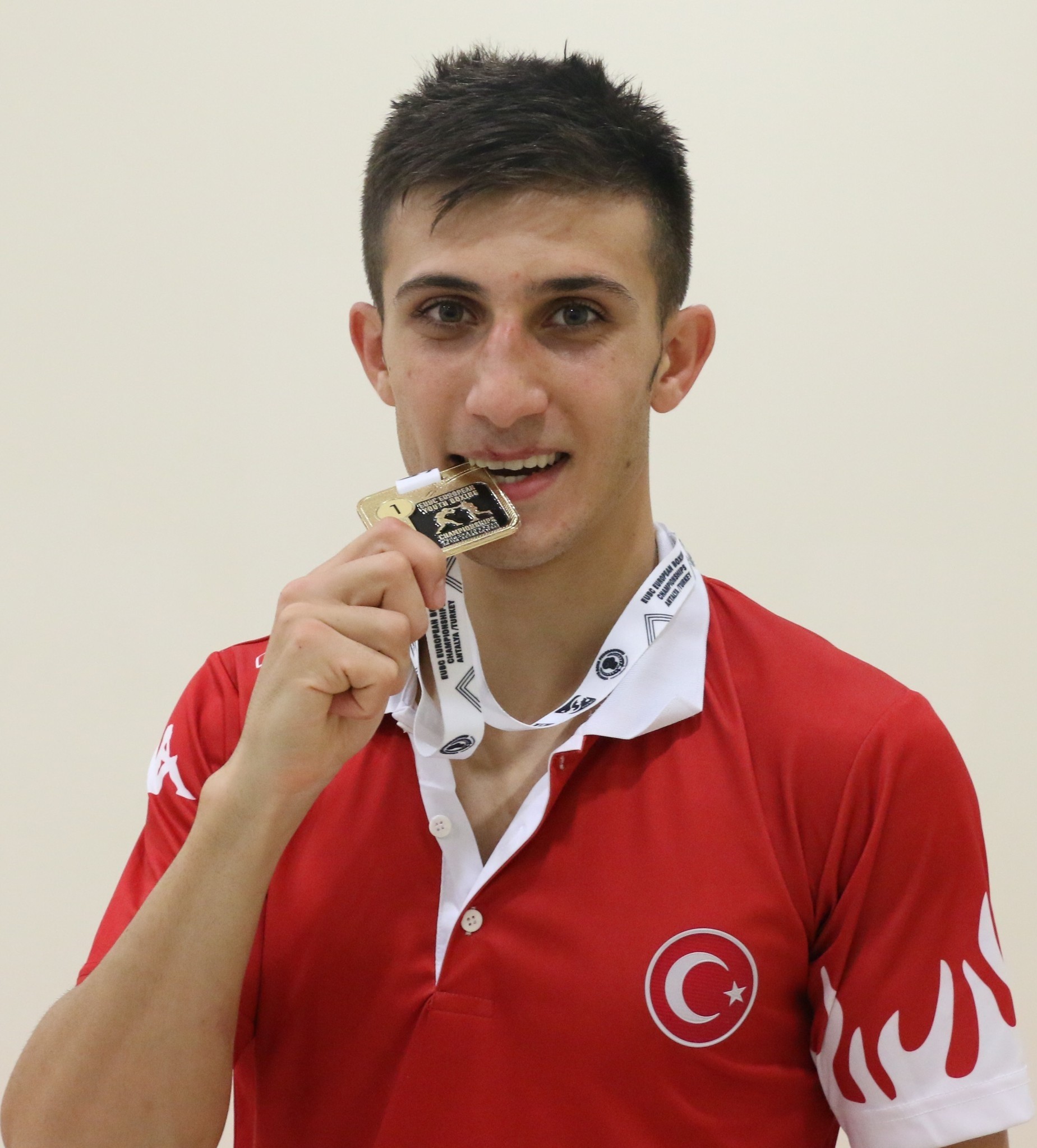 The 18-year-old boxer Tuu011frulhan Erdemir is unbeaten this year.