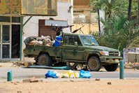 Members of Sudan's security forces hold their position, Khartoum, June 6, 2019.