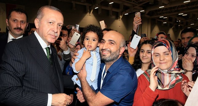 أردوغان يتبادل الحديث مع مواطنين في إسطنبول قبيل الإفطار