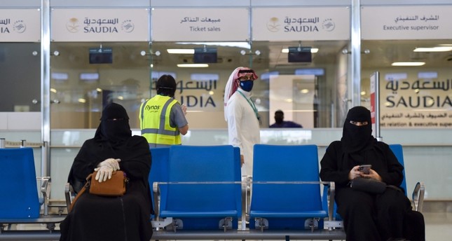 نساء سعوديات في مطار الملك فهد في الرياض الفرنسية