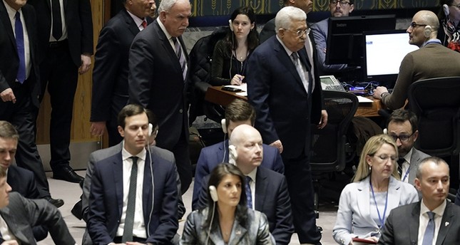 محمود عباس يدخل اجتماع لمجلس الأمن خلف السفيرة الأمريكية لدى الأمم المتحدة نيكي هيل وجاريد كوشنر، كبير مستشاري رئيس الولايات المتحدة قبل أن يخاطب مجلس الأمن EPA