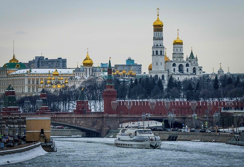 A tourist boat breaks through the frozen Moskva river outside the Kremlin in Moscow, Russia, March 13, 2018. (AFP Photo)