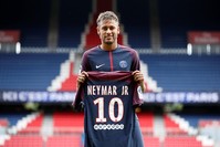 Neymar Jr poses with the club shirt. (REUTERS Photo)