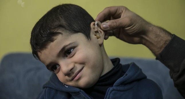 طفل سوري أفقدته طائرات النظام السمع فاستعاده في تركيا