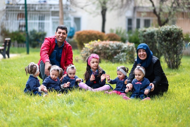 The quintuplets together with their elder sister and parents.