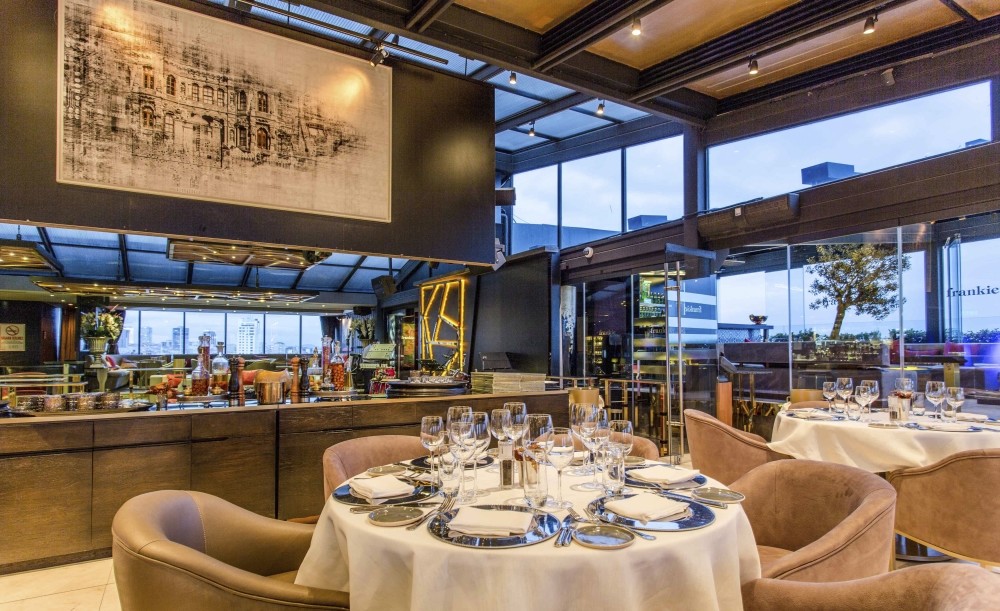 Frankie hosts its guests with a rich menu and fine atmosphere on the terrace floor.