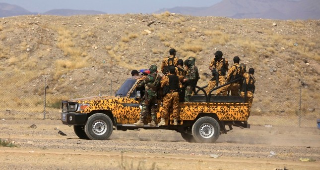جنود حوثيون على متن شاحنة صغيرة تسير عبر منطقة على مشارف صنعاء، اليمن، 25 يناير 2024 الفرنسية