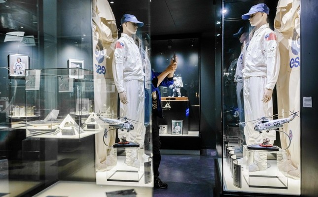 To Return To The Moon Astronauts Need New Spacesuits
