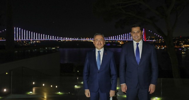 نائب الرئيس التركي فؤاد أوقطاي مع نائب رئيس الوزراء الأوزبكي ساردور أمورزاكوف