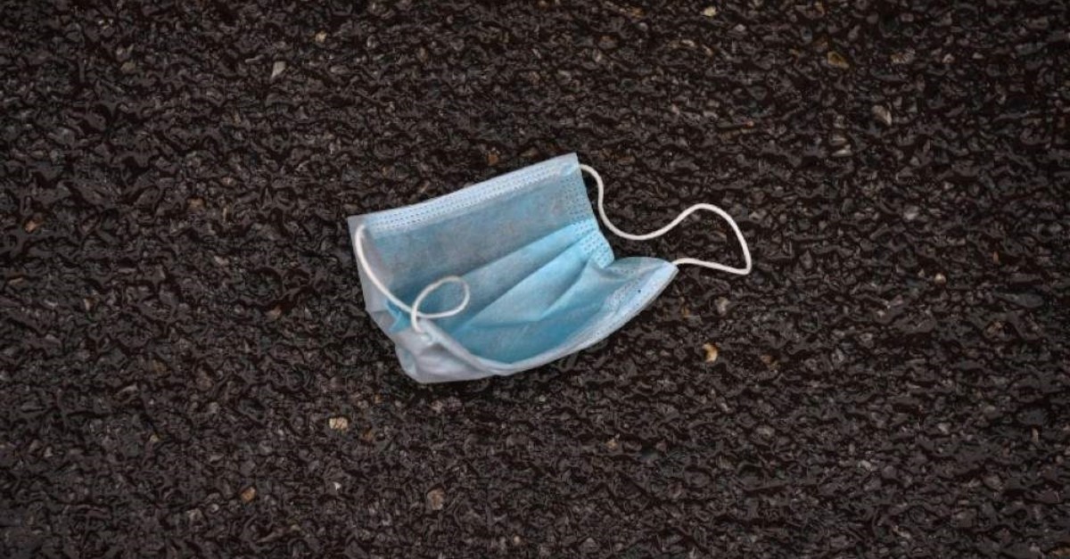 A discarded facemask sits on a street in Wuhan on January 26, 2020, a city at the epicenter of a viral outbreak that has killed at least 80 people and infected more than 2,700. (AFP Photo)