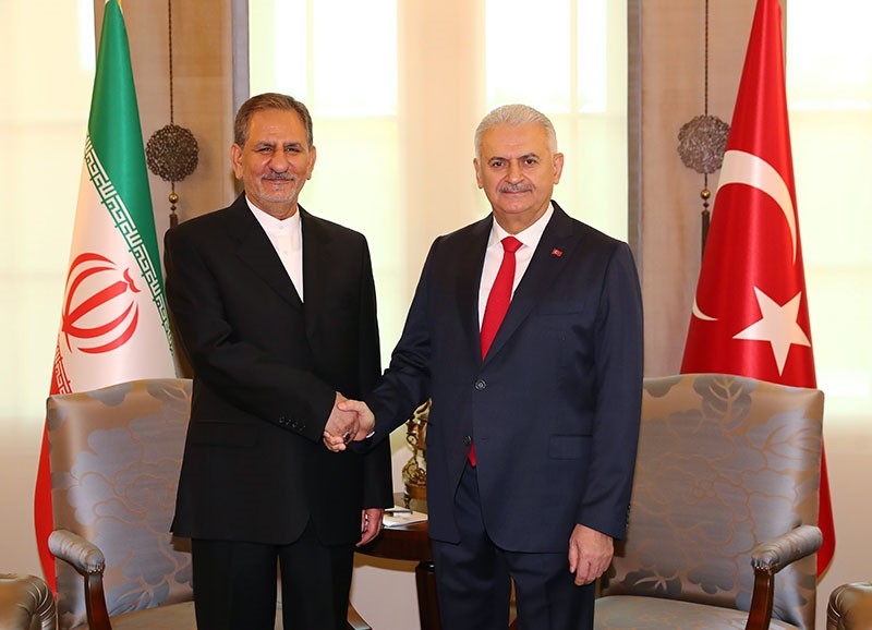 Turkish Prime Minister Binali Yu0131ldu0131ru0131m (R) shake hands with Iranian First Vice President Eshaq Jahangiri as they pose for the media during a welcome ceromony in Ankara, Turkey, Oct. 19, 2017. (PM Media Office)
