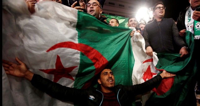 احتفال الجزائريين بالإطاحة بالرئيس بوتفليقة رويترز