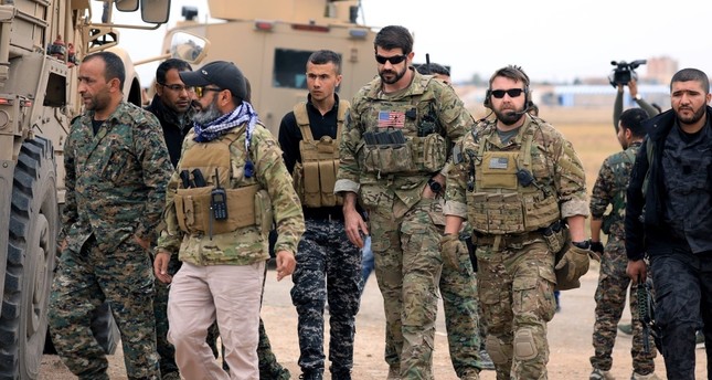قوات أمريكية خلال دورية مشتركة مع عناصر بي كي كي / واي بي جي بالقرب من الحدود التركية في الحسكة، شمال شرق سوريا رويترز