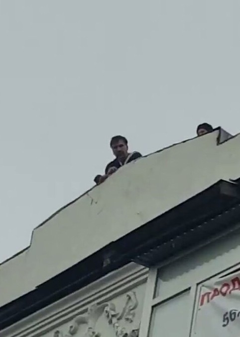 Saakashvili threatens to jump off a roof.