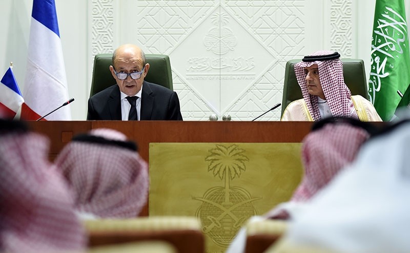 French Foreign Minister Jean-Yves Le Drian (L) addresses a joint press conference with his Saudi counterpart Adel al-Jubeir (R) in the Saudi capital Riyadh on November 16, 2017. (AFP Photo)