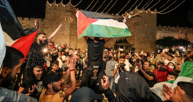 الشبّان الفلسطينيون يحتشدون أمام باب العمود، أحد المداخل الرئيسية المؤدية إلى باحة المسجد الأقصى رويترز