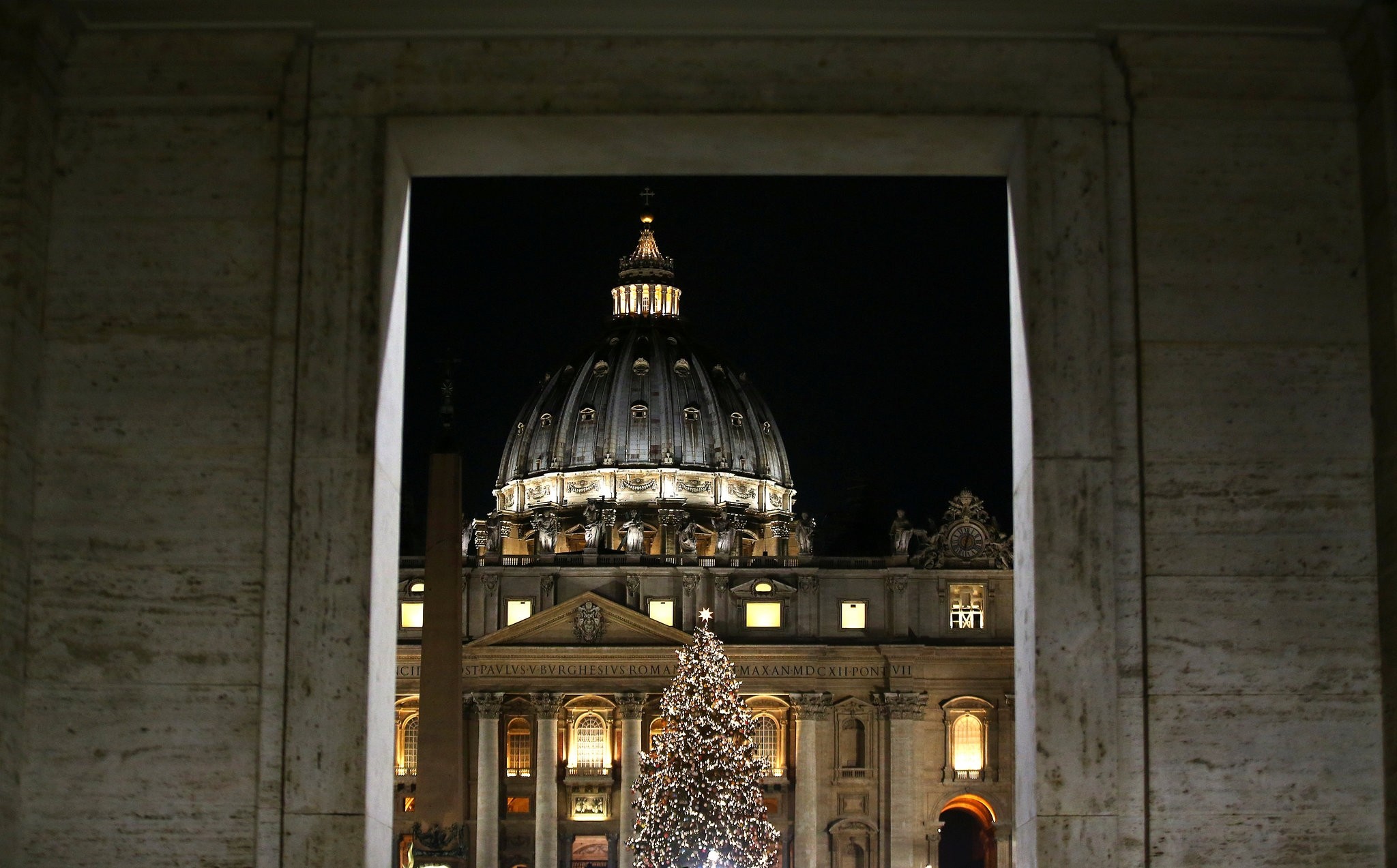 The Vatican Christmas tree is lit up after a ceremony in Saint Peter's Square at the Vatican, December 7, 2017. (REUTERS Photo)