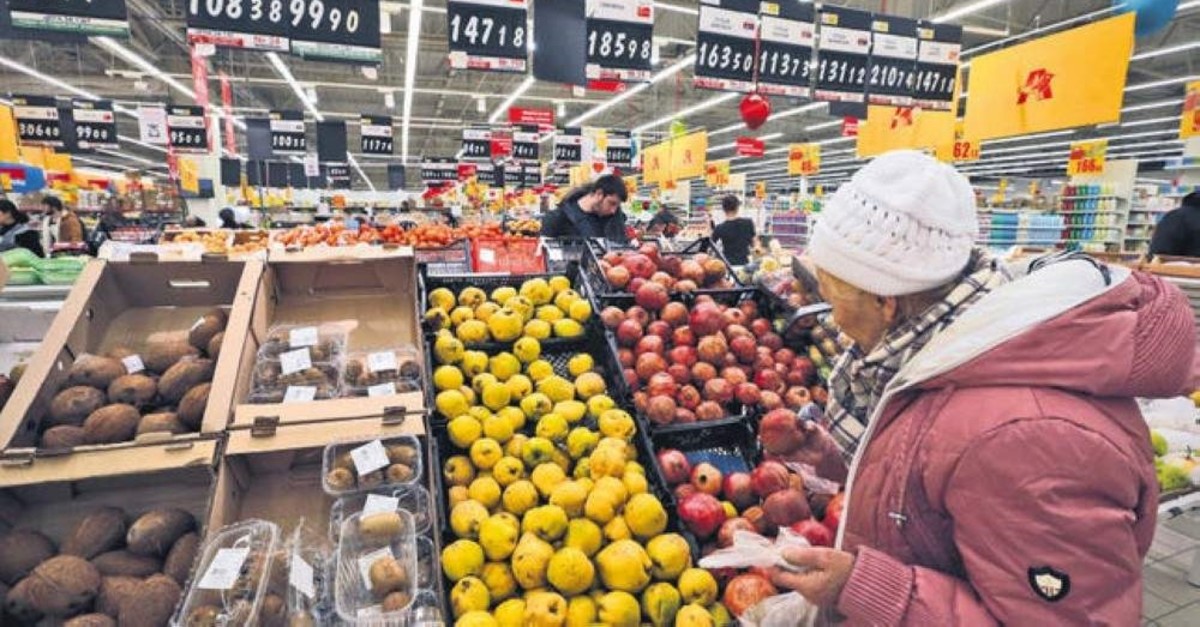 A Russian woman chooses Turkish fruits at a supermarket in St. Petersburg, Russia, Dec. 2, 2015. (EPA File Photo)