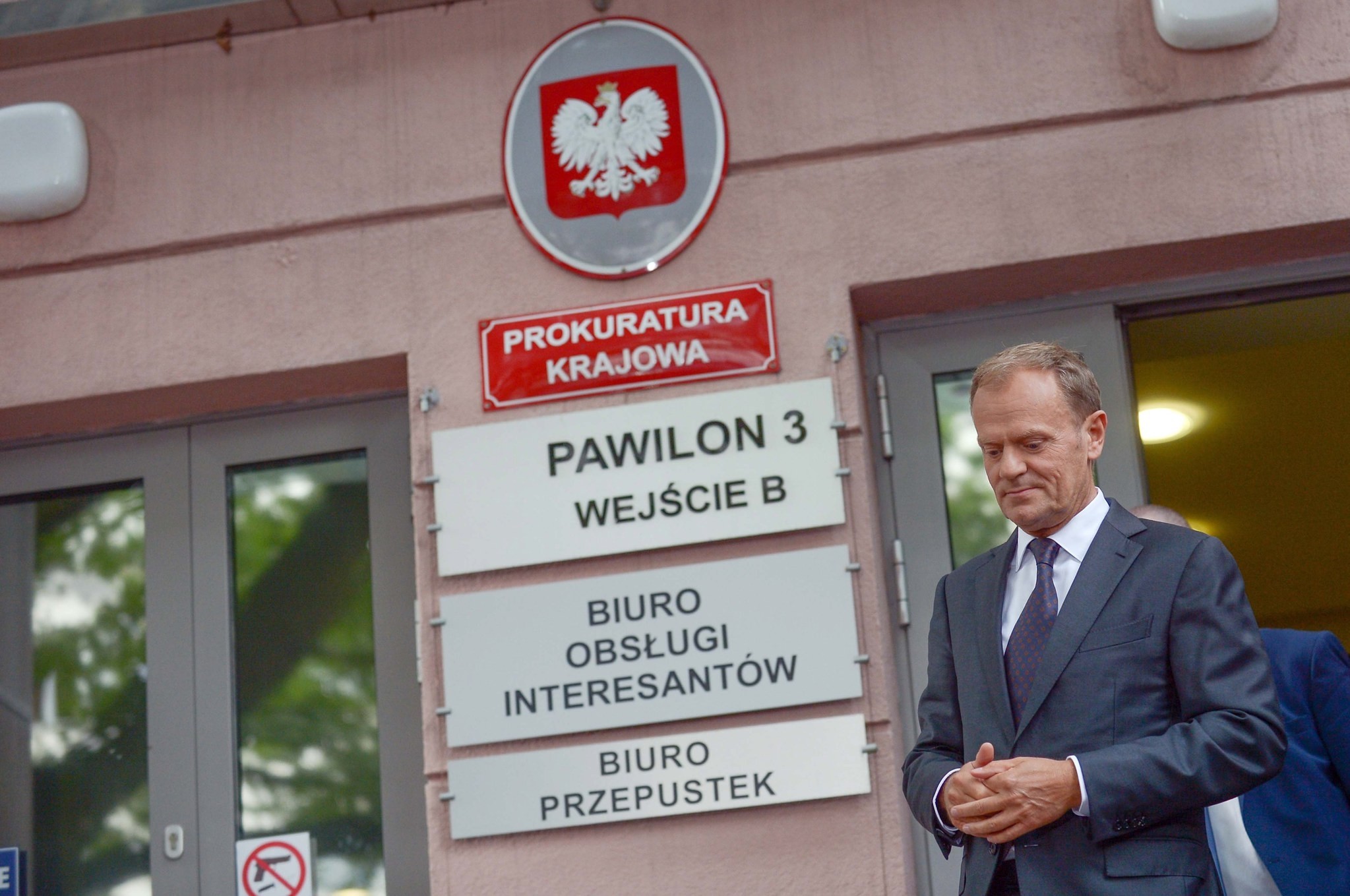 Donald Tusk (C) leaves the National Public Prosecutor's Office after having been questioned for eight hours over the 2010 presidential plane crash near Smolensk, in Warsaw, Poland, 03 August 2017.  (EPA Photo)