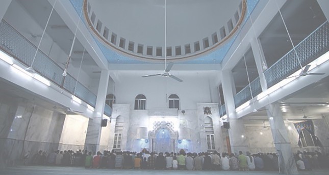 مجموعة من المصلين يصلون في مسجد تم ترميمه من قبل رئاسة الشؤون الدينية التركية في مدينة الدينية التركية في مدينة الباب السورية