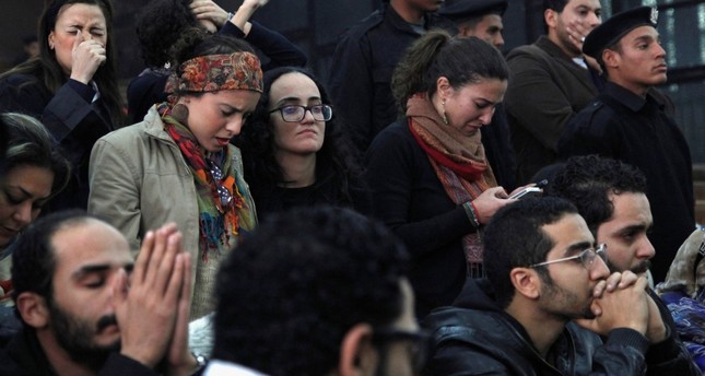 أقرباء وأصدقاء الناشط المصري علاء عبد الفتاح عند الحكم عليه، 2015 رويترز