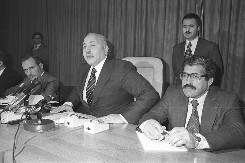 Korkut Özal (R) seen in a press conference with then Deputy Prime Minister Necmettin Erbakan (C). (AA Photo)