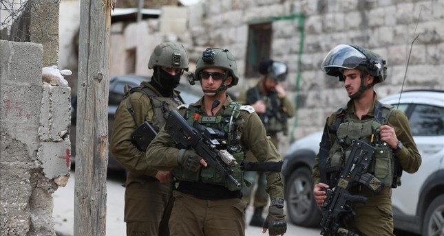 عناصر من جيش الاحتلال الإسرائيلي أثناء حملة مداهمات ضد الفلسطينيين شمالي الضفة الغربية المحتلة الأناضول