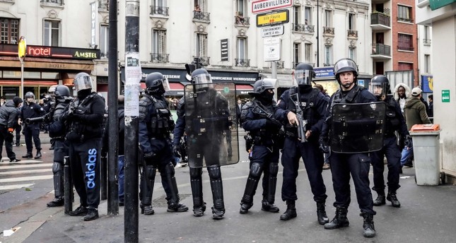 عناصر الشرطة أمام إحدى الثانويات التي تمت فيها أعمال شغب الفرنسية