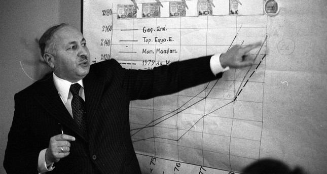 رئيس الوزراء التركي السابق نجم الدين أربكان في مؤتمر صحفي في 18 يناير 1979 الأناضول