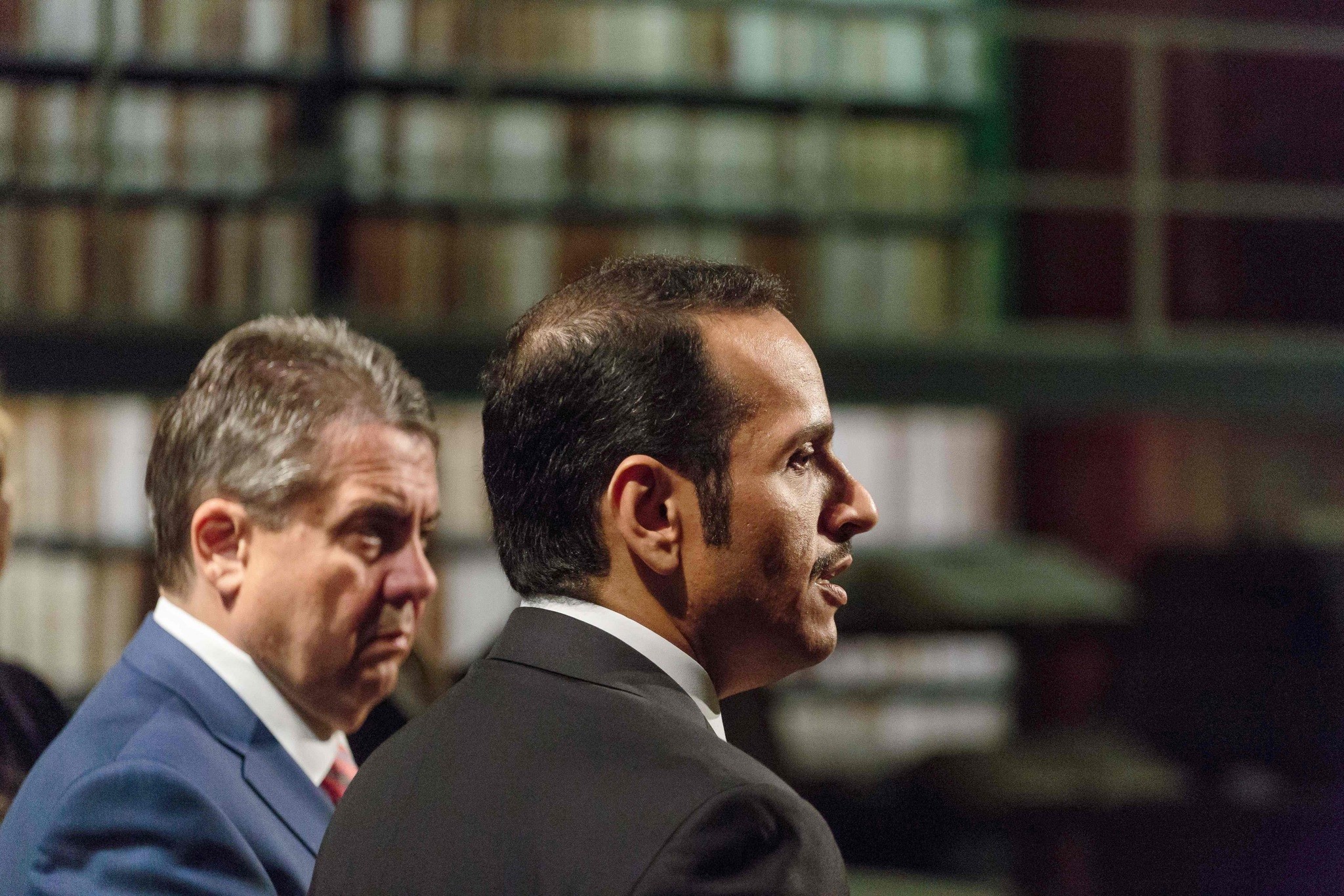 German Foreign Minister Sigmar Gabriel (L) and Qatari Foreign Minister Mohammed bin Abdulrahman bin Jassim al-Thani attend a press conference. (AFP Photo)