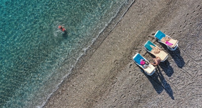 السياح الأجانب ينفردون بشواطئ أنطاليا - Daily Sabah Arabic