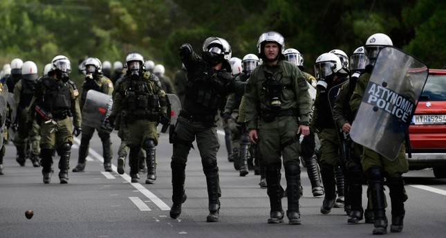 الشرطة اليونانية استخدمت القنابل المسيلة للدموع الفرنسية