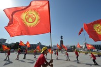 Kyrgyz dancers wave flags as they perform during the celebrations marking the 28th anniversary of Kyrgyzstan's independence from the Soviet Union at the Ala-Too Square in Bishkek, Aug. 31, 2019. 