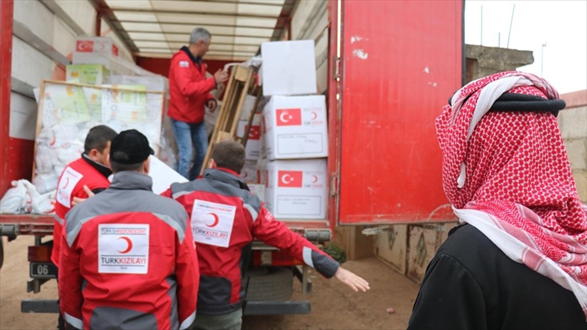 Aid workers from the Turkish Red Crescent delivering humanitarian assistance to Syria's Afrin (AA File Photo)