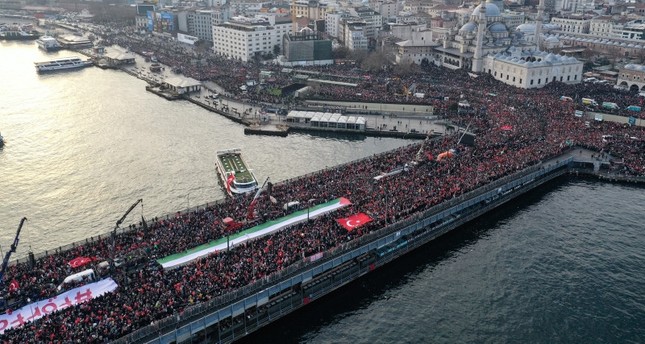 الجموع تغطي جسر غلاطة في اسطنبول. 01/01/2024 الأناضول