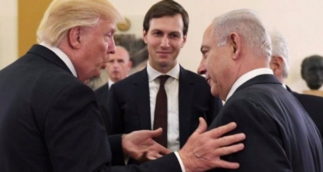 جاريد كوشنر، عراب صفقة القرن متوسطاً الرئيس الأمريكي ترامب ورئيس الوزراء الإسرائيلي نتنياهو من الأرشيف