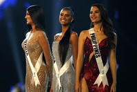 Miss Venezuela Sthefany Gutierrez (L), Miss South Africa Tamaryn Green (C) and Miss Philippines Catriona Gray (R) during the Miss Universe 2018 at Impact Arena in Bangkok, Thailand, Dec. 17, 2018. (EPA Photo)
