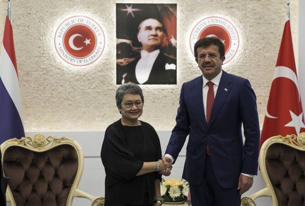 Economy Minister Nihat Zeybekci (right), together with Thai Trade Minister Apiradi Tantraporn (left), at a press conference at the start of free trade agreement negotiations between the two countries.